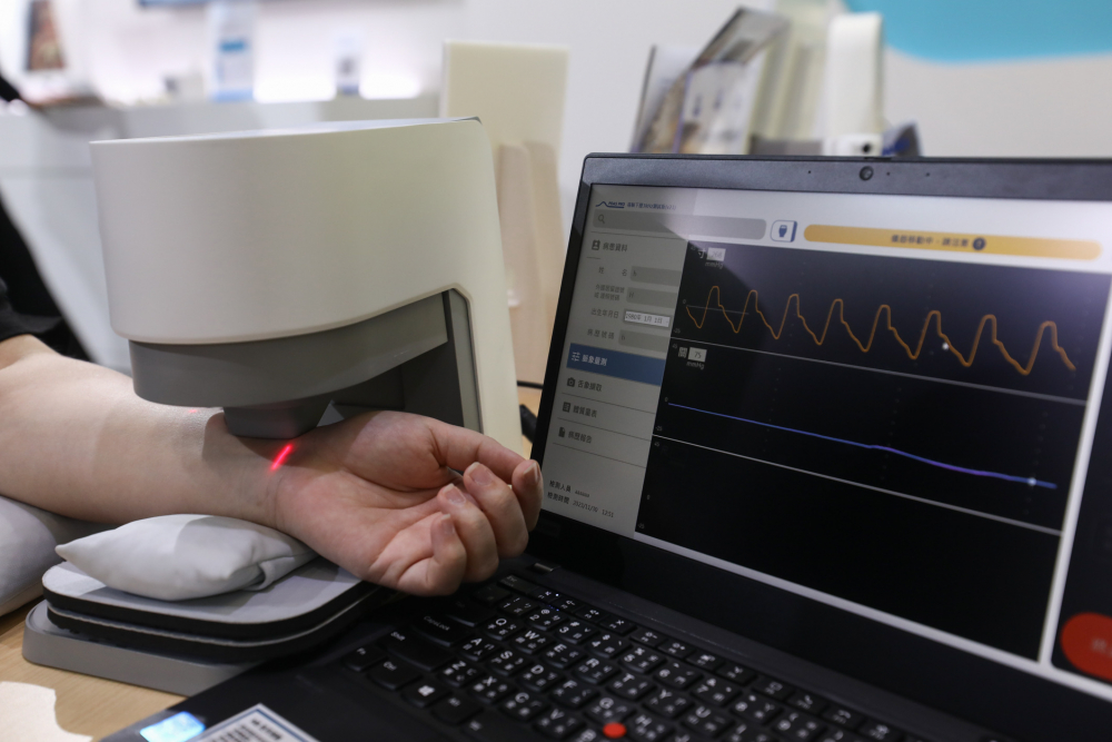 888电子耘康脈象檢測系統透過電腦精準控制升降系統，還原中醫師三指把脈過程的舉、按、尋手法，將脈象感受轉化成數據，未來可結合大數據分析，實現智慧醫療及準確性